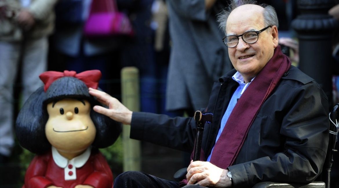 Quino ao lado da escultura de Mafalda, em Oviedo, Espanha. Foto: Miguel Riopa/AFP/Arquivo
