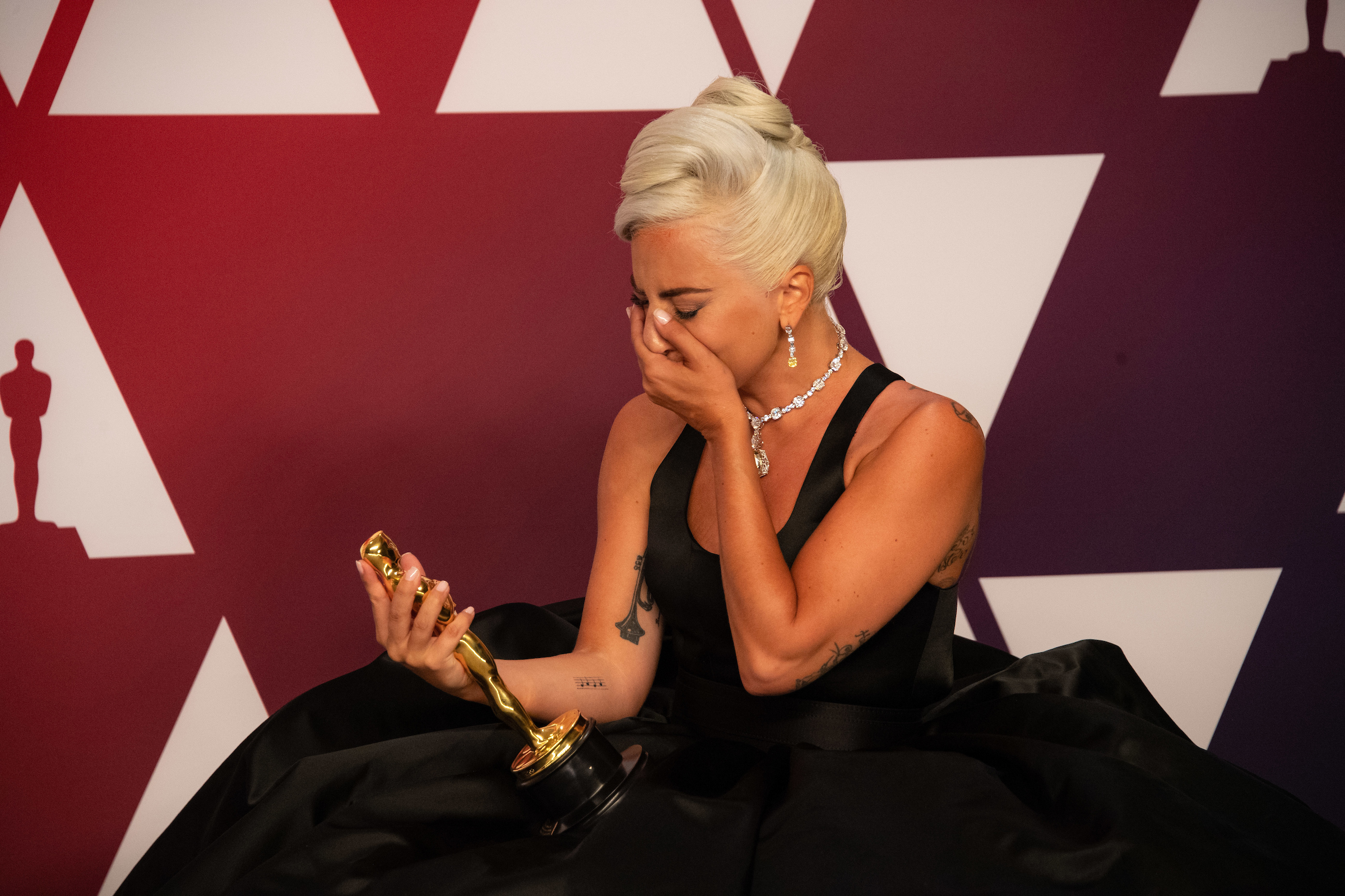 Lady Gaga chora após ganhar levar a estatueta no Oscar de 2019. Foto: Mike Baker / ©A.M.P.A.S.