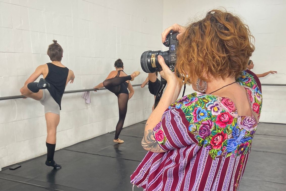 Marcia Charnizon em processo criativo (foto de Erica Lorentz)
