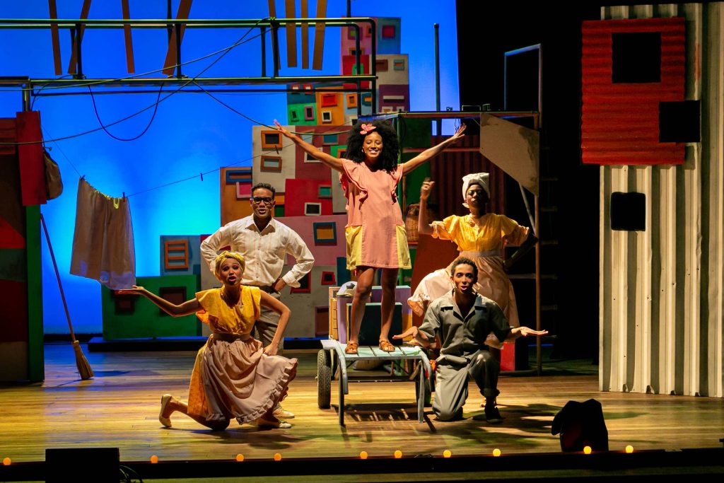Cena do musical “A Menina do Meio do Mundo – Elza Soares para Crianças”, em foto de Junior Mandriola/Divulgação