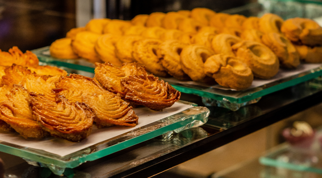 foto de biscoitos em uma vitrine de vidro