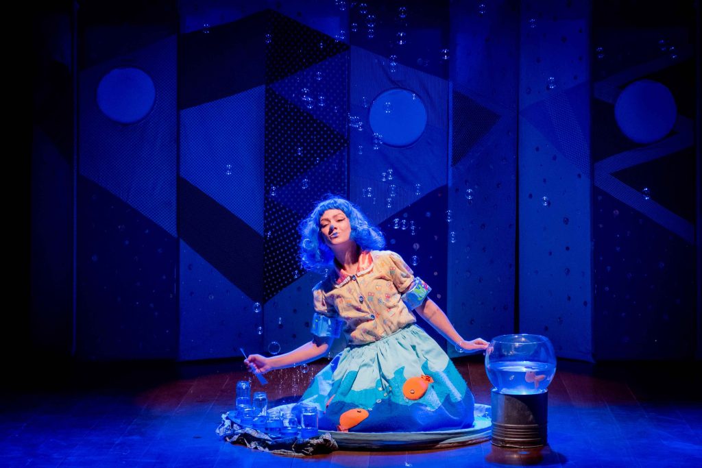 Cena de "Clarice Matou os Peixes", espetáculo que chega a BH neste final de semana (Fernanda Chiminello/Divulgação)