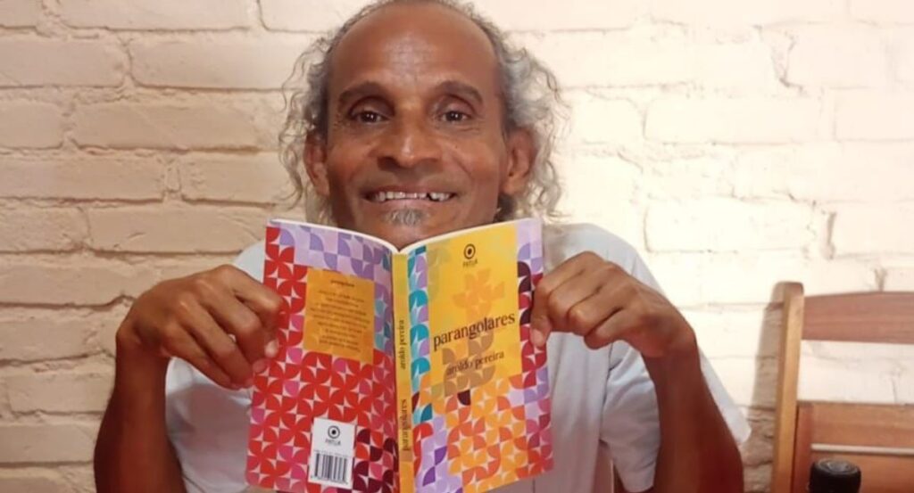 Aroldo Pereira, que lança o livro "Parangolares" na Casa da Floresta (Livraria Patuscada/Sheila Gomes/Divulgação)