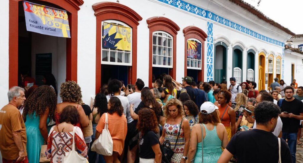 Em frente à Casa Folha, sempre uma multidão para tentar ver as conversas (Sara de Santis/Divulgação)