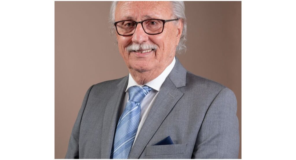 O escritor e membro da Academia Mineira de Letras Olavo Romano (Glaucia Rodrigues/Divulgação)