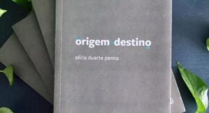 No novo livro, Alicia Duarte Penna reuniu poemas que elaborou em tempos recentes (Impressões de Minas/Divulgação)