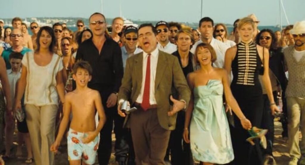 Cena final do filme "As Férias de Mr. Bean", no qual o elenco canta "La Mer" (frame)