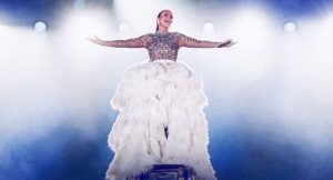 A cantora Ivete Sangalo, em foto oficial da turnê "A Festa" (reprodução X)