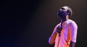 Pererê, que já havia apresentado este repertório no YouTube, mas em show sem plateia (Tamás Bodolay/Divulgação)