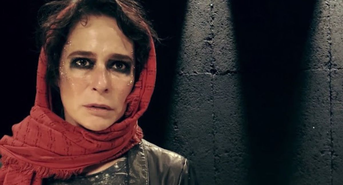 Andrea Beltrão em cena do filme "Antígona 442 a.C.", que chega agora ao Canal Curta! (frame)