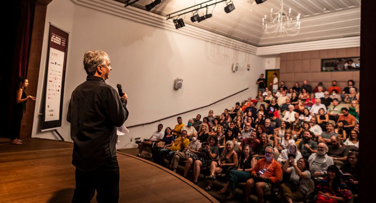 Eugênio Sávio em palestra no teatro do Centro Cultural Yves Alves, na edição 2023 (Leo Lara/Foto em Pauta/Rede/Divulgação)
