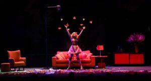 Simone Zucato em cena de "Sylvia" (Victor Hugo Cecatto/Divulgação)
