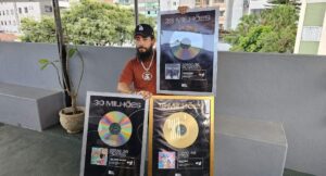 FBC recebe os discos de platina e de ouro. Foto: Gui Silva/Culturadoria
