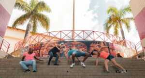 O espetáculo de dança que batizou o coletivo nomeiodeparacom volta a ser apresentado em BH, neste sábado (Leo Salvo/Divulgação)