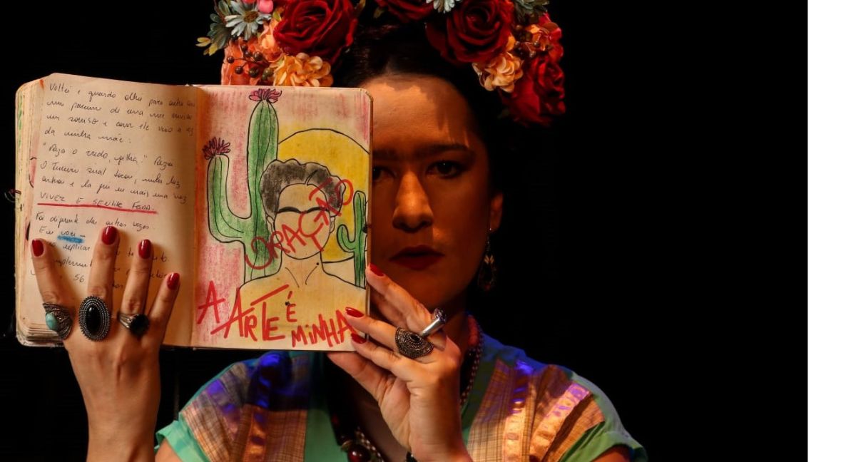Bárbara Oliveira em cena de "Frida em Fragmentos e Passos", que, neste final de semana, será mostrado na Funarte MG (Heverton Silas/Divulgação)