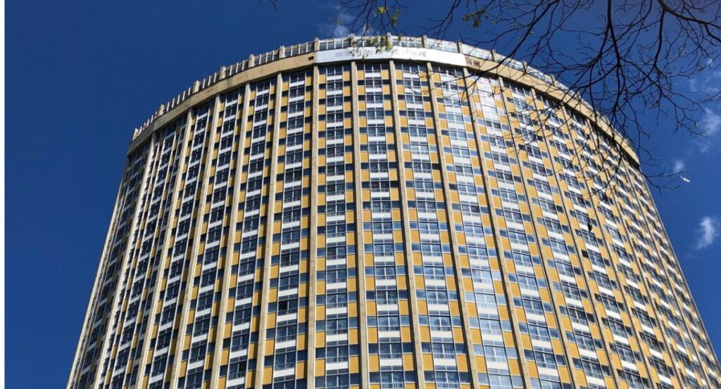 O prédio onde funcionou uma unidade do Othon Palace Hotel deve, agora, ter outra destinação (Foto: Patrícia Cassese)