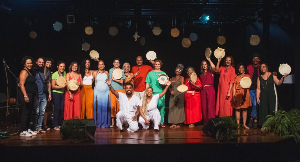 A Orquestra Mineira de Pandeiros busca celebrar a riqueza do patrimônio musical de Minas e as raízes da cultura afro-brasileira, sempre tendo o pandeiro como protagonista (Jotapê Mendes/Divulgação)