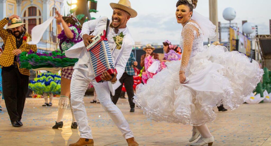 Fundado em 1980, o Núcleo Mineiro de Cultura Feijão Queimado é um dos grupos de quadrilha junina mais tradicionais e premiados de Minas Gerais (Pablo Bernardo/Divulgação)