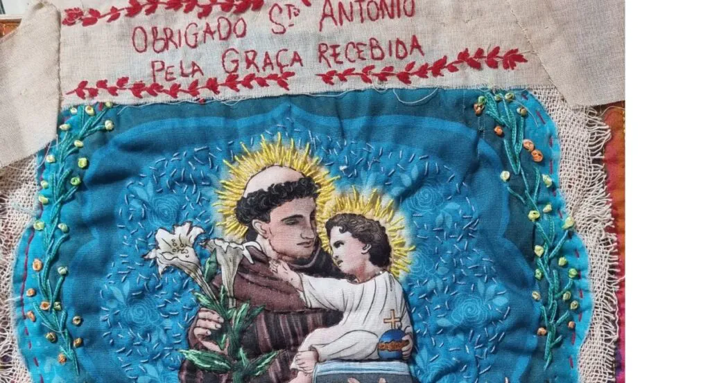 Em interseção com a ópera “Devoção”, a Fundação Clóvis Salgado apresenta a exposição “Pontos de Fé”, uma mostra conjunta com mais de 40 bordados (as fotos que ilustram esta matéria são de Maria Lúcia Dornas / FCS/Divulgação)