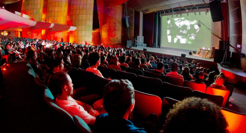 O Cine Concerto propõe uma experiência imersiva, com projeções de filmes mudos e trilha sonora executada ao vivo (Leo Lara/Divulgação)