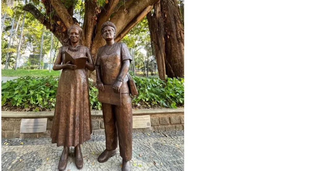 As estátuas de Carolina Maria de Jesus e Lélia Gonzalez, situadas no Parque Municipal, nas proximidades do Teatro Francisco Nunes (Foto: Patrícia Cassese)