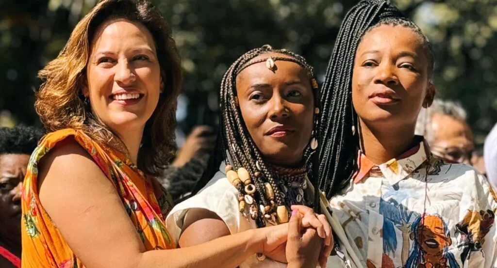 Na foto, Bella Gonçalves, Jozeli Rosa e Etiene Martins, na inauguração das esculturas (Cissa Otoni/Divulgação)