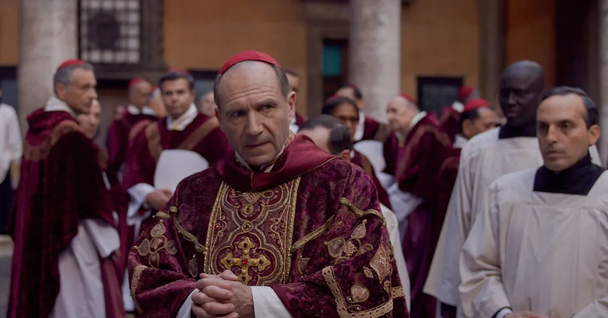 Ralph Fiennes em cena de "Conclave" (Diamond Films/Divulgação)