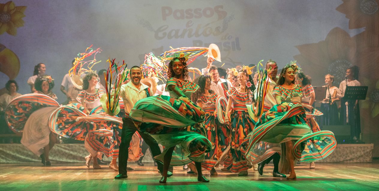 Cena do espetáculo "Passos e Cantos do Brasil", do Grupo Aruanda (Paula Amaral/Divulgação)