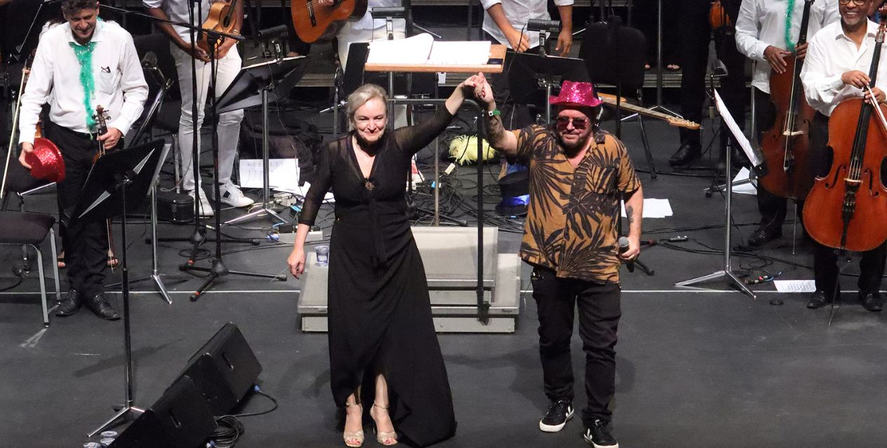 Na foto, a regente Lígia Amadio e o cantor e compositor Toninho Geraes (Paulo Lacerda/FCS/Divulgação)