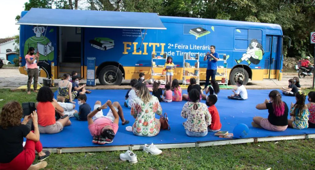 Ônibus Biblioteca da FLITI. Foto: Morandi Fotocinegrafia