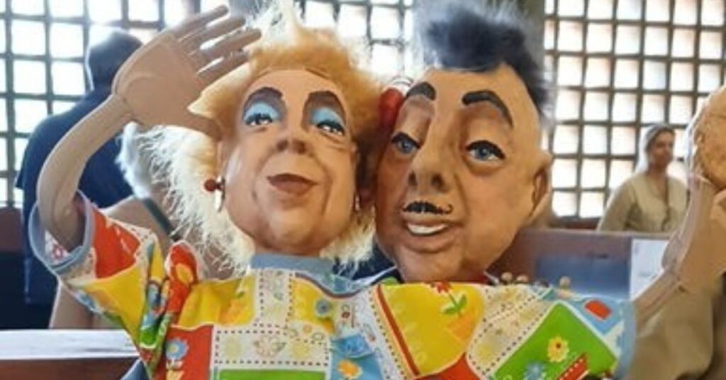 Bonecos feitos por Agnaldo Pinho na Feira Artesania do Papel. Foto Márcia Queirós