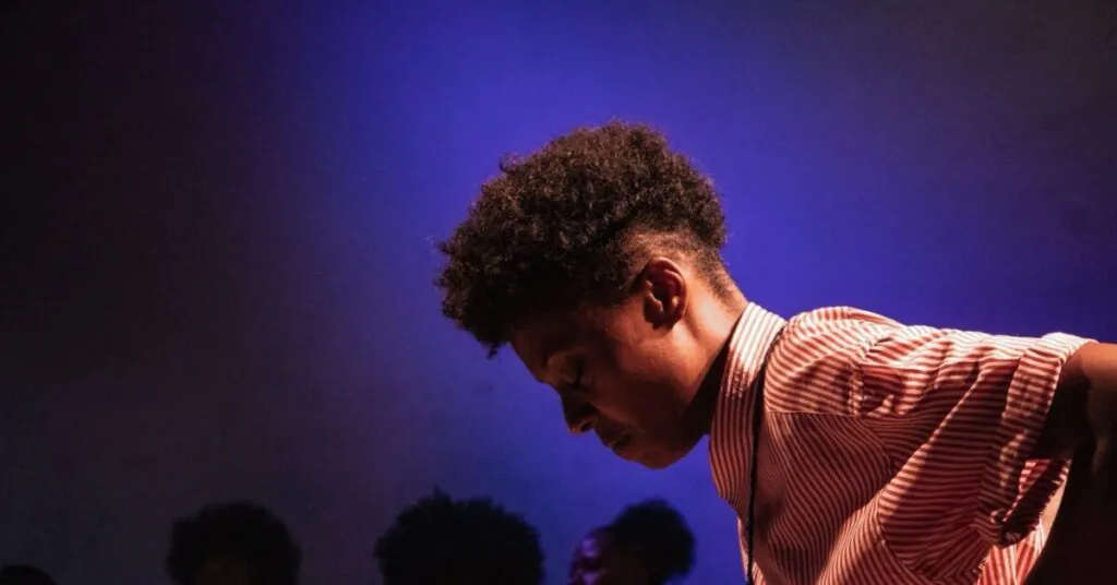 Poeta, escritor, cantador e rezador afromineiro, Menino Jazz, que se apresenta no CCBB na quarta-feira (16/04). Crédito: Matheus Andrés