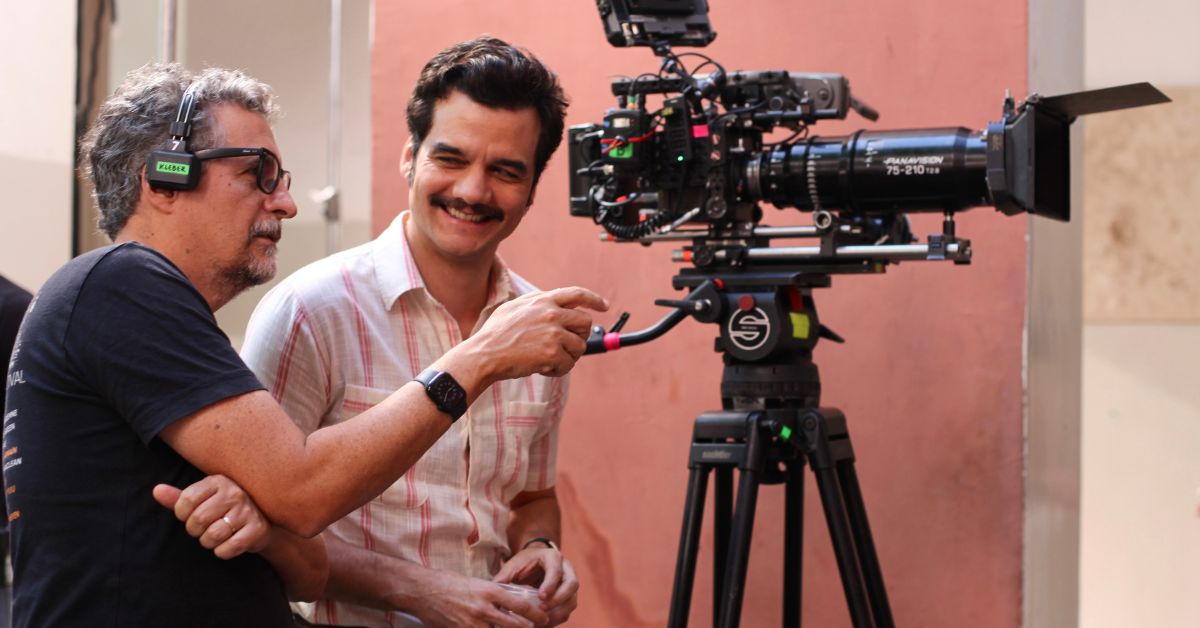 Kleber Mendonça Filho e Wagner Moura no set de O Agente Secreto. Foto: Laura Castor