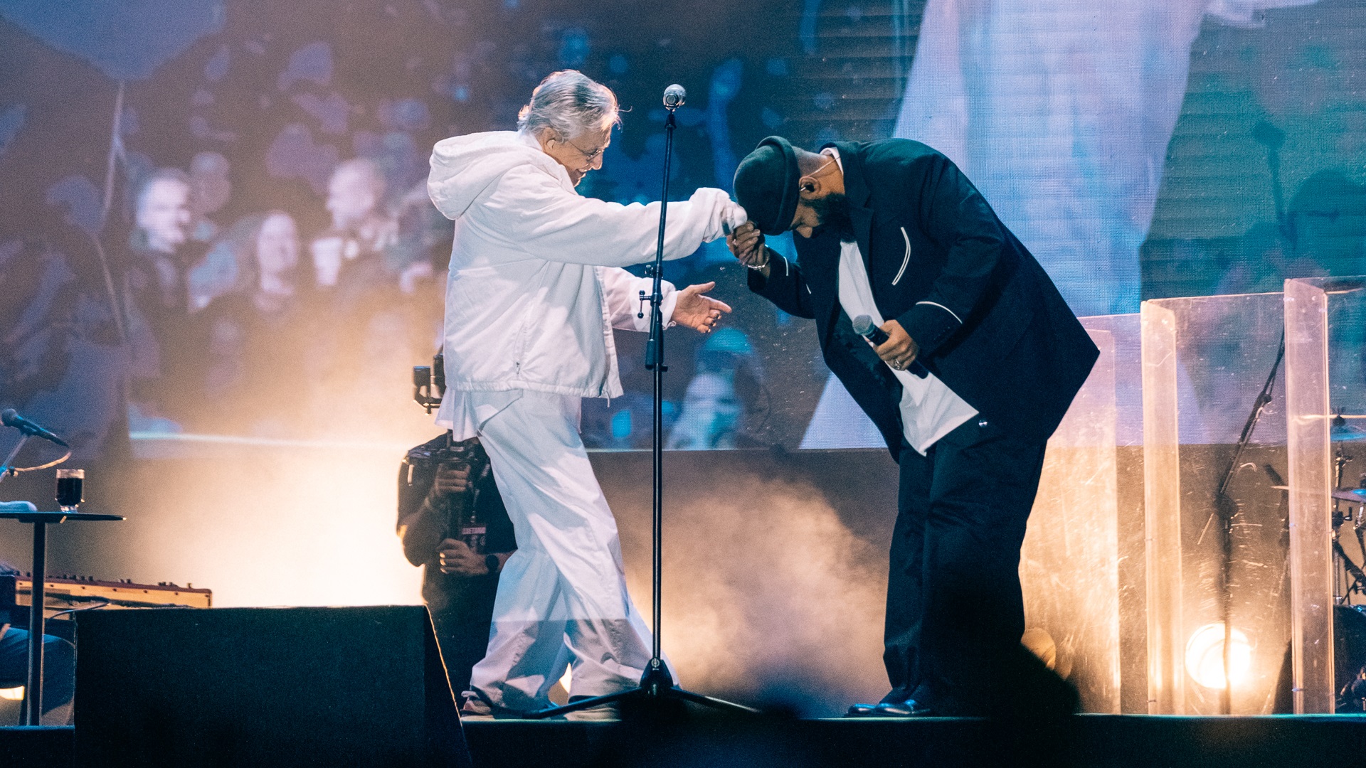 Caetano Veloso recebe Russo Passapusso na noite de abertura do Festival Sensacional