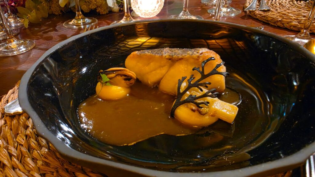Cherne, mexilhão, batata-baroa e molho de caldeirada à portuguesa, prato de Angélica Salvador no Festim. Foto: Carol Braga/Culturadoria