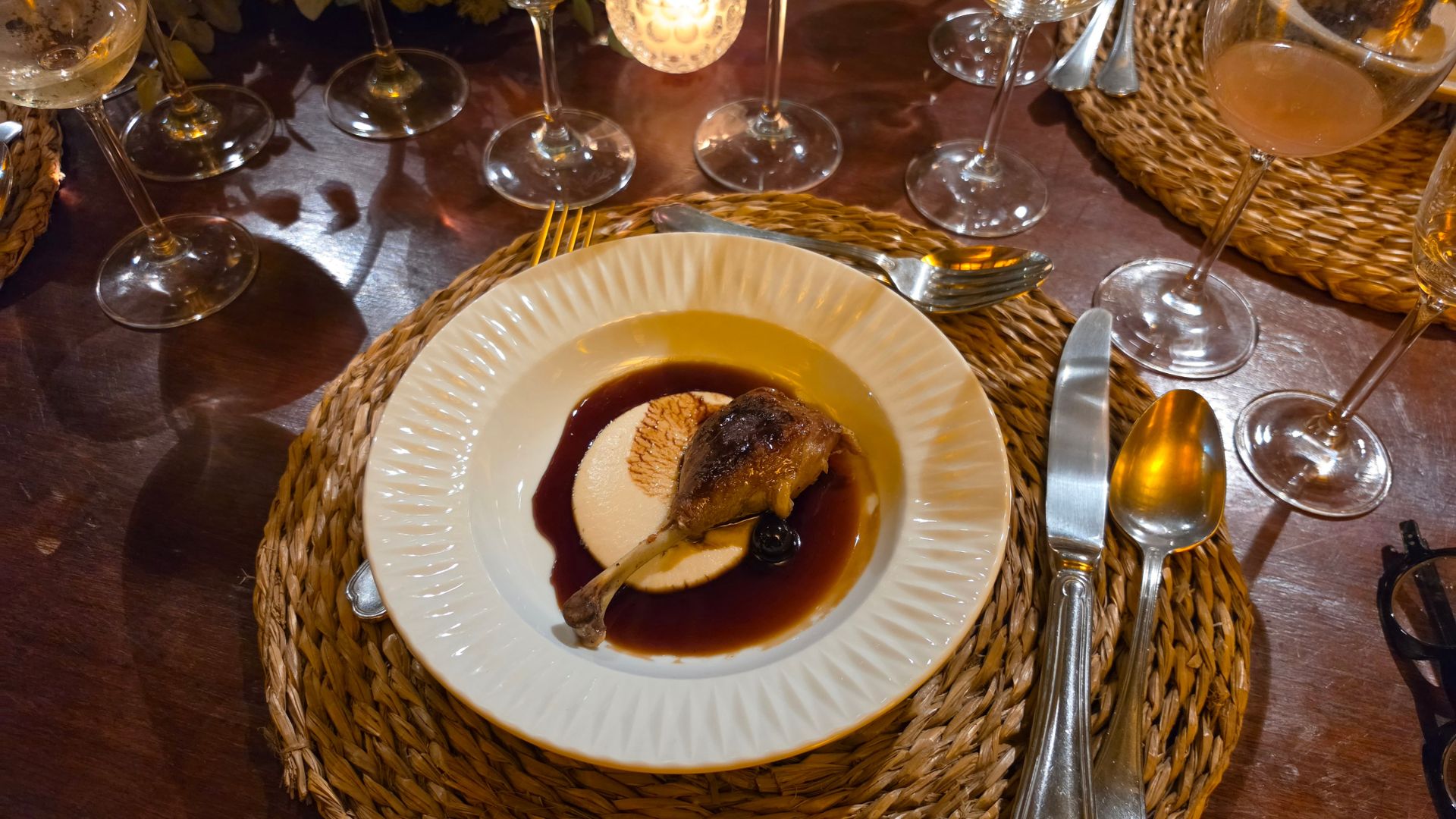 Pato na lata com cará, jabuticaba e pancs, segundo prato de Felipe Rameh. Foto: Carol Braga/Culturadoria