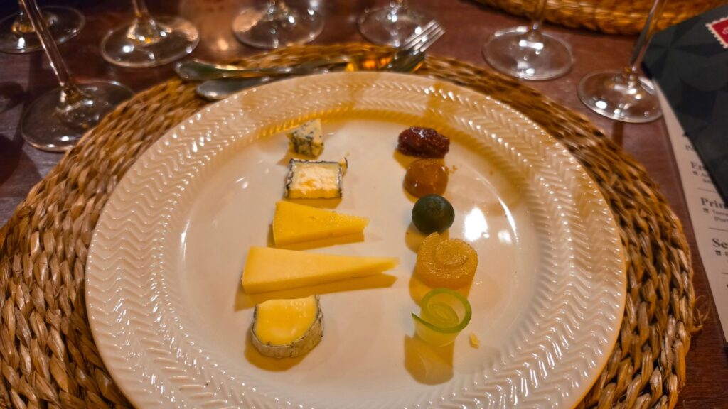 Queijos e doces da fazenda foram servidos em pares, em uma sequência de sabores mais suaves aos mais intensos. Foto: Carol Braga/Culturadoria