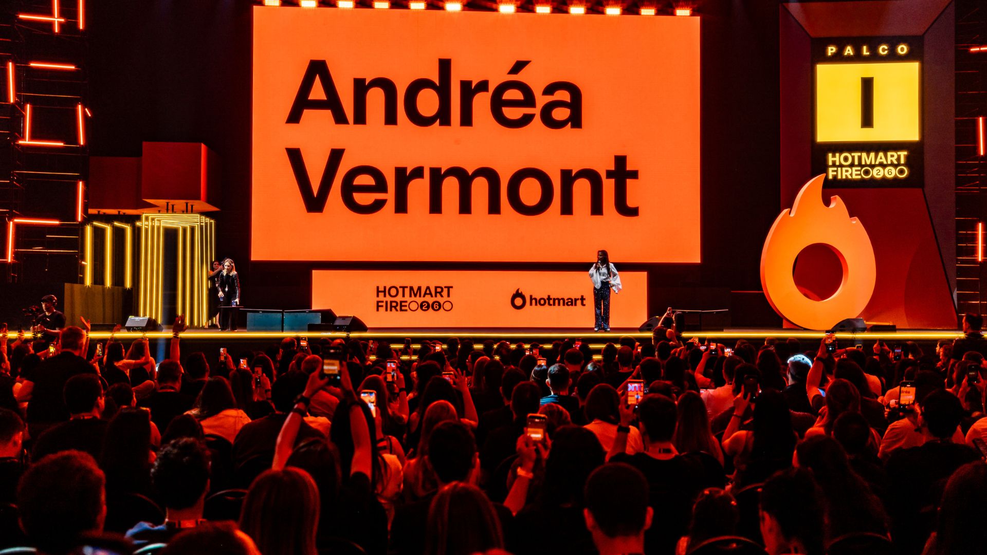 Andréa Vermont no Palco do Hotmart Fire 2026. Foto: Divulgação Hotmart