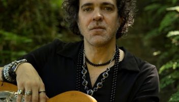 Paulinho Moska mostra canções novas e sucessos da trajetória (Flora Negri/Divulgação)