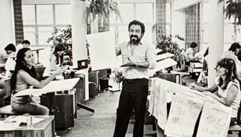 Maurício de Souza nos anos 70, no estúdio do prédio das Folhas. Foto: Instagram/Reprodução